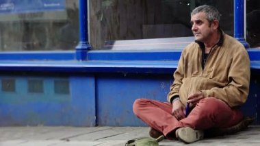 sokakta sadaka isteyen işsiz: insanlar için yardım bekliyor