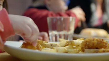 fast food Restoran yeme çocuklar