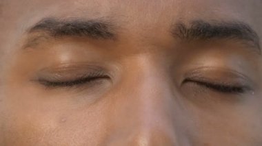 Afrika işadamı gözlerini açar