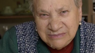 yaşlı kadın gülüyor: yaşlı kadın portre