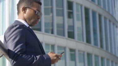 e-posta yazmak yakışıklı işadamı