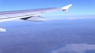Uçuş sırasında uçağın kanat