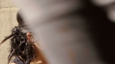 kaldırımda oynayan kadın dilenci sokak sanatçı