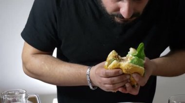 adam yeme büyük hamburger
