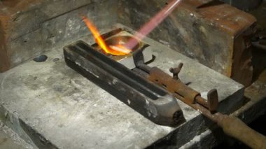 Gümüş bir parça erime goldsmith