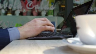 Dizüstü bilgisayarla çalışan iş adamı