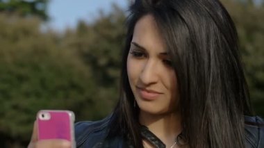 Güzel esmer kadın.
