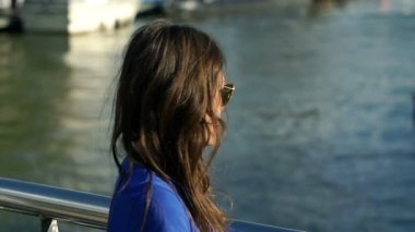 Nehirde arayan kadın