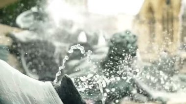 çeşmenin önünde Victoria Odalar Bristol Slowmotion