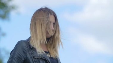 Genç sarışın kadın sarışın saçları sallayarak: ağır çekim görüntüleri