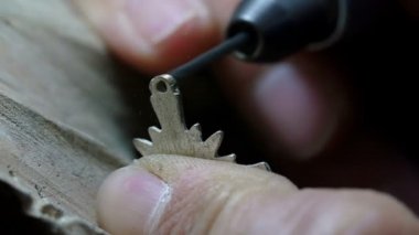 Bir matkap aracını kullanarak Goldsmith