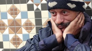 Yalnız evsiz bekleyen bazı gıda veya teklif için: soran sadaka, para, para