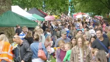 bir parkta insanlar kalabalık