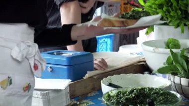 Dağların üzerinden uçuş sırasında uçağın kanat