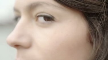 kadın yüzünü kameraya dönüm