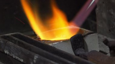 Gümüş bir parça erime goldsmith