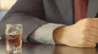 bir kadeh alkol ile işadamı