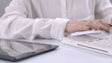 Sekreter çalışkan ile dizüstü ve tablet bilgisayar