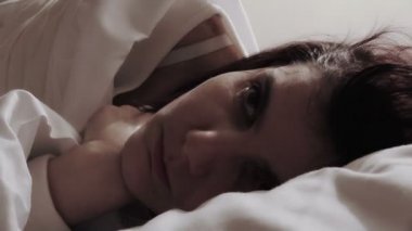 endişeli ve üzgün kadın yatakta