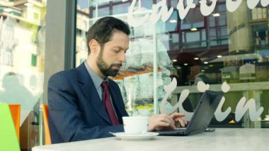 Dizüstü bilgisayarla çalışan iş adamı