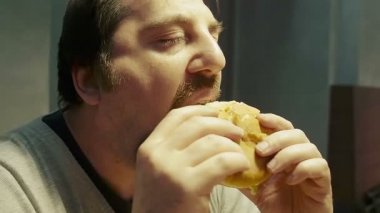 yalnız adam yeme hamburger