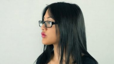 gözlük giymiş seksi kadın