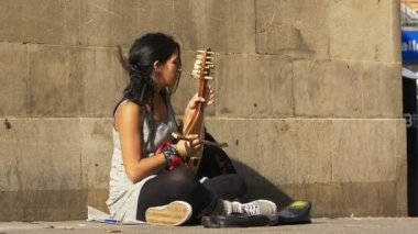 eski bir dize saz kaldırımda sokak sanatçı