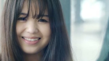 genç gülümseyen Çinli kadın