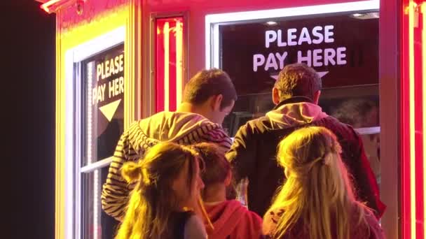 Mensen kopen van tickets in attractiepark — Stockvideo