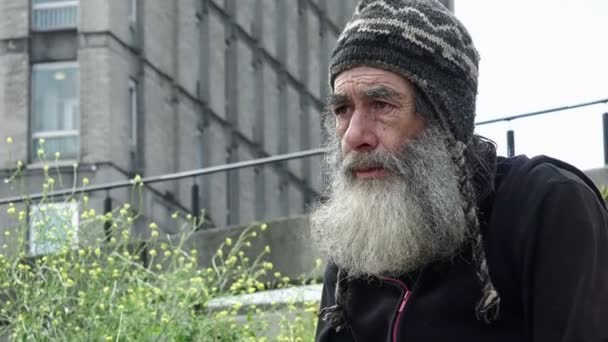 Homme dans la rue attendant la charité — Video