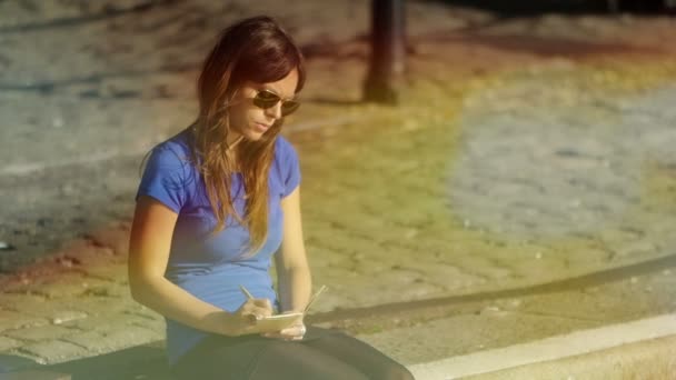 Mujer escribiendo en un diario — Vídeos de Stock