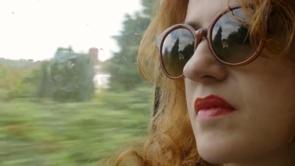Жінка подорожує потягом — стокове відео