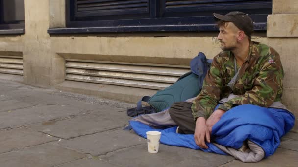 Jonge man in de straat bedelen — Stockvideo