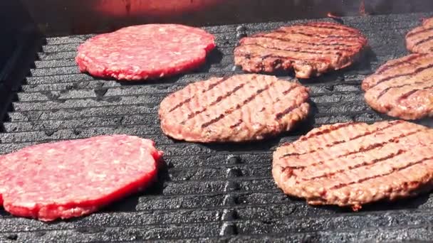 Hamburguesas cocinando en parrilla de barbacoa — Vídeos de Stock