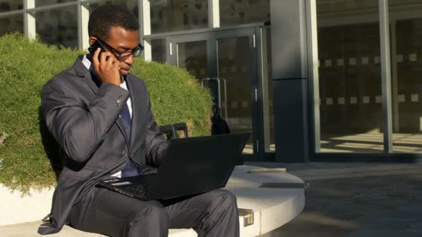 Homme d'affaires travaillant avec téléphone portable et ordinateur portable — Video