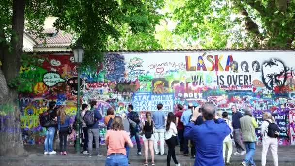 Turistas que visitam o Muro de Lennon em Praga — Vídeo de Stock