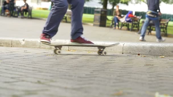 Patinadores en la ciudad jugando en un parque público — Vídeos de Stock