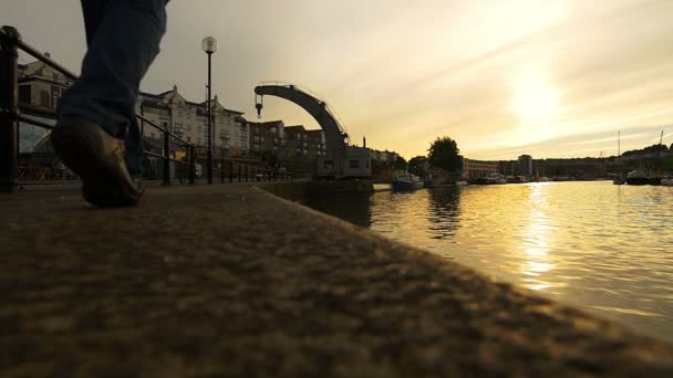 Dock에 걷는 외로운 남자 — 비디오