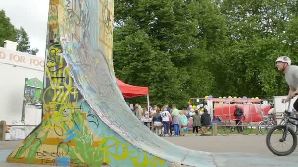 Motociclista realiza evoluções em uma rampa de skate — Vídeo de Stock