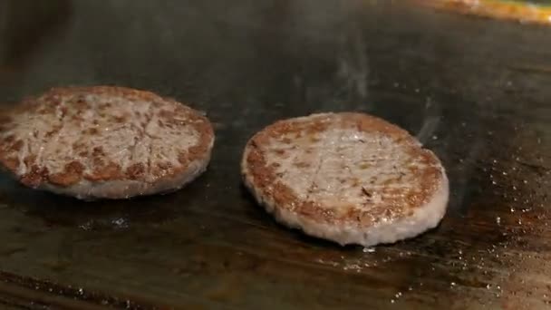 Koken hamburgers op de grill — Stockvideo