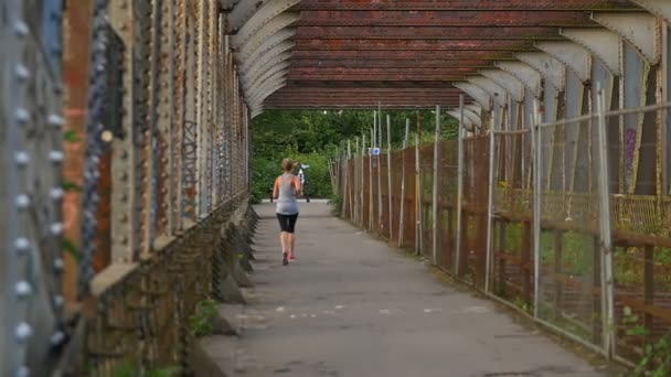 Donna che corre sul ponte: filmati al rallentatore — Video Stock