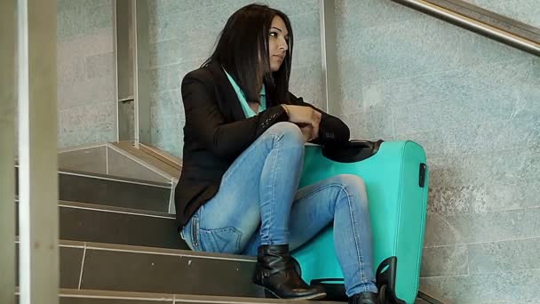 Bir tren bekliyorsun genç kadın — Stok video