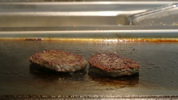 Cooking hamburger in a kitchen of a fast food restaurant — Stock video