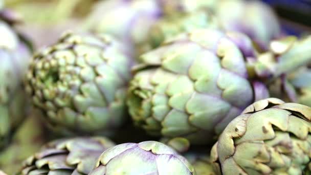 Close up on fresh artichokes — Stock Video