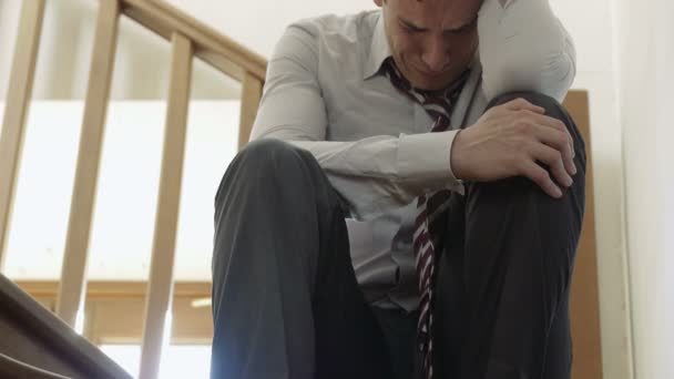 Homme d'affaires désespéré et pleurant assis seul dans les escaliers : défaite, douleur, fin — Video