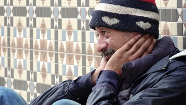 Asiático sem-teto à espera de caridade: pobre homem na rua pedindo comida — Vídeo de Stock