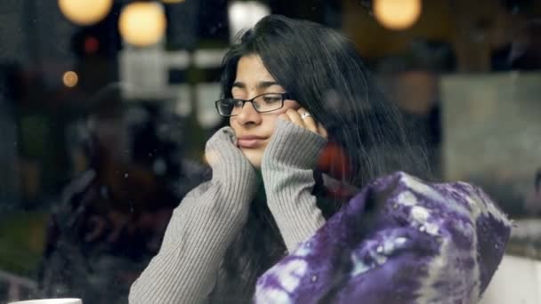 Nadenkend, doordachte mooie vrouw, drinken koffie in het café — Stockvideo