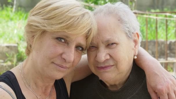 Yaşlı anne ve kızı — Stok video