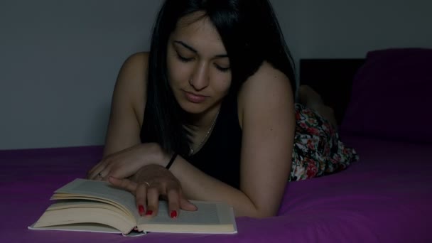 Kobieta czytająca książkę — Wideo stockowe