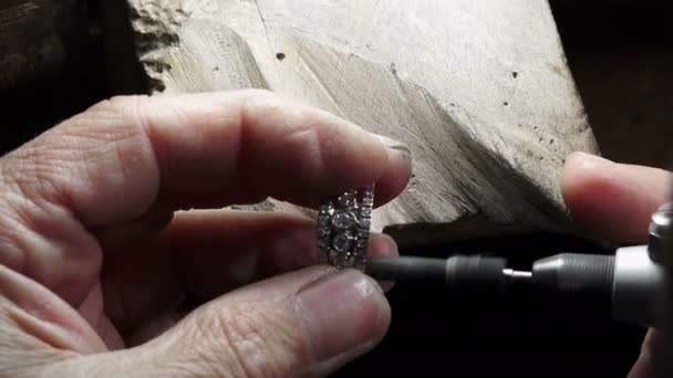 Goldsmith polish a ring — Stock Video